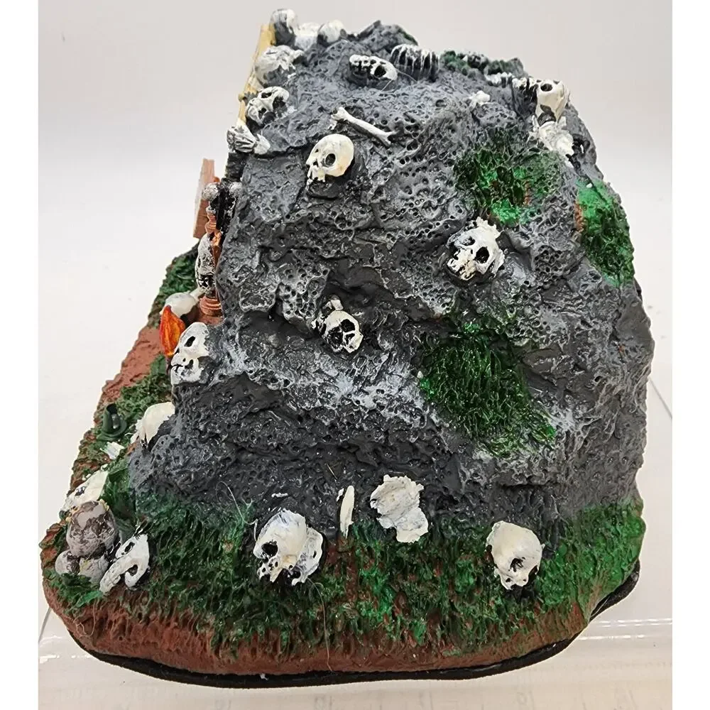Lemax Spooky Town 2013 Cave Of Skulls #34602 Lighted and Animated Halloween